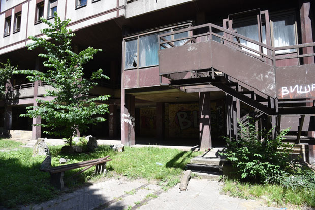 НЕКАД ЕЛИТНИ, ДАНАС ЗАПУШТЕН: Новобеоградски блок 19А у очајном стању 